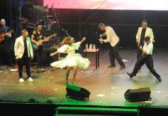 Foto de la galería: Festival del Litoral: postales que dejó la 2da noche con una grilla de lujo en el escenario