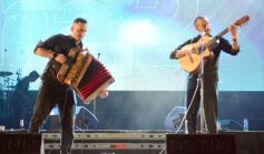 Foto de la galería: Festival del Litoral: postales que dejó la 2da noche con una grilla de lujo en el escenario