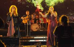 Foto de la galería: Festival del Litoral: postales que dejó la 2da noche con una grilla de lujo en el escenario