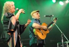 Foto de la galería: Festival del Litoral: postales que dejó la 2da noche con una grilla de lujo en el escenario
