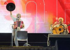 Foto de la galería: Festival del Litoral: postales que dejó la 2da noche con una grilla de lujo en el escenario