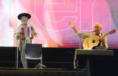 Foto de la galería: Festival del Litoral: postales que dejó la 2da noche con una grilla de lujo en el escenario