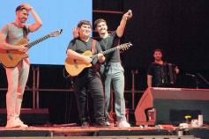 Foto de la galería: Festival del Litoral: postales que dejó la 2da noche con una grilla de lujo en el escenario