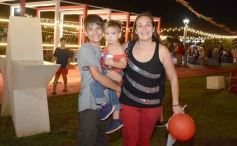 Foto de la galería: Parque de las Fiestas: se encendió el arbolito y la Navidad ya se prepara con alegría familiar en la ciudad