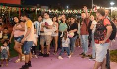 Foto de la galería: Parque de las Fiestas: se encendió el arbolito y la Navidad ya se prepara con alegría familiar en la ciudad