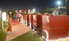 Foto de la galería: Parque de las Fiestas: se encendió el arbolito y la Navidad ya se prepara con alegría familiar en la ciudad