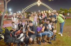 Foto de la galería: Parque de las Fiestas: se encendió el arbolito y la Navidad ya se prepara con alegría familiar en la ciudad