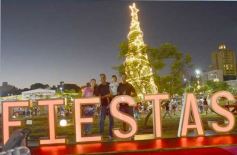 Foto de la galería: Parque de las Fiestas: se encendió el arbolito y la Navidad ya se prepara con alegría familiar en la ciudad