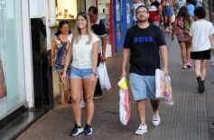 Sixto Fotografías. Sociedad. Varios - Fiestas en la ciudad: lo que se vio del movimiento y todo el color de las compras en la previa de la Navidad