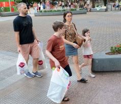Foto de la galería: Fiestas en la ciudad: lo que se vio del movimiento y todo el color de las compras en la previa de la Navidad
