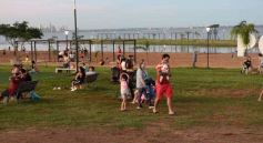 Foto de la galería: Tarde de disfrute en Costa Sur: el modo verano en la ciudad suma playa, recreación y descanso a orillas del Paraná