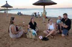 Foto de la galería: Tarde de disfrute en Costa Sur: el modo verano en la ciudad suma playa, recreación y descanso a orillas del Paraná
