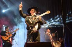 Sixto Fotografías. Sociedad. Música - Festival de Verano: con una multitud presente, el Chaqueño Palavecino trajo show y folclore a la ciudad 