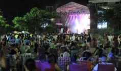 Foto de la galería: Festival de Verano: con una multitud presente, el Chaqueño Palavecino trajo show y folclore a la ciudad 