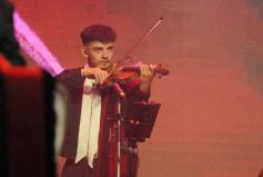 Foto de la galería: Festival de Verano: con una multitud presente, el Chaqueño Palavecino trajo show y folclore a la ciudad 