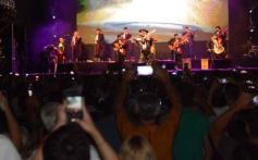 Foto de la galería: Festival de Verano: con una multitud presente, el Chaqueño Palavecino trajo show y folclore a la ciudad 
