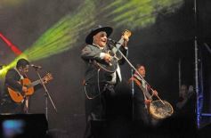 Foto de la galería: Festival de Verano: con una multitud presente, el Chaqueño Palavecino trajo show y folclore a la ciudad 