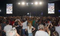 Foto de la galería: Festival de Verano: con una multitud presente, el Chaqueño Palavecino trajo show y folclore a la ciudad 