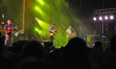 Foto de la galería: Festival de Verano: con una multitud presente, el Chaqueño Palavecino trajo show y folclore a la ciudad 