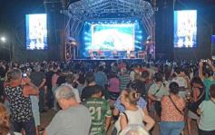Foto de la galería: Festival de Verano: con una multitud presente, el Chaqueño Palavecino trajo show y folclore a la ciudad 
