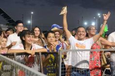 Foto de la galería: Festival de Verano: con una multitud presente, el Chaqueño Palavecino trajo show y folclore a la ciudad 