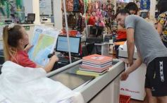 Foto de la galería: Pensando en la vuelta: compras y listas escolares se suman al movimiento en la ciudad