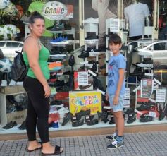 Foto de la galería: Pensando en la vuelta: compras y listas escolares se suman al movimiento en la ciudad