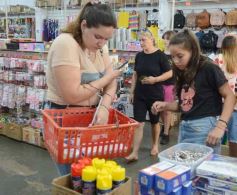 Foto de la galería: Pensando en la vuelta: compras y listas escolares se suman al movimiento en la ciudad
