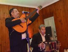 Foto de la galería: Noche de peña en la Casa Paraguaya: el programa Radial Guaraní Tavarandú celebró sus 15 años