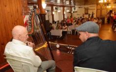 Foto de la galería: Noche de peña en la Casa Paraguaya: el programa Radial Guaraní Tavarandú celebró sus 15 años