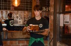 Foto de la galería: Noche de Sábado: la previa de San Patricio a pleno en bares de la Costanera