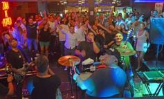 Foto de la galería: Los casi 40 de Julio "Pollito" Villagra: noche de fiesta y cumbia en Brooklyn 