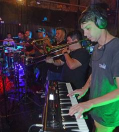 Foto de la galería: Los casi 40 de Julio "Pollito" Villagra: noche de fiesta y cumbia en Brooklyn 