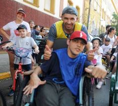 Foto de la galería: Junto a una gran convocatoria se vivió la 24° Bicicleteada Solidaria del Roque González