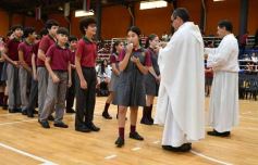 Foto de la galería: Con la tradicional Misa y consagración a la Virgen, la Madre celebró su día