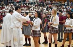 Foto de la galería: Con la tradicional Misa y consagración a la Virgen, la Madre celebró su día
