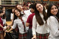 Foto de la galería: Con la tradicional Misa y consagración a la Virgen, la Madre celebró su día
