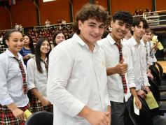 Foto de la galería: Con la tradicional Misa y consagración a la Virgen, la Madre celebró su día