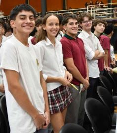 Foto de la galería: Con la tradicional Misa y consagración a la Virgen, la Madre celebró su día