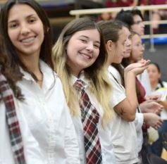 Foto de la galería: Con la tradicional Misa y consagración a la Virgen, la Madre celebró su día