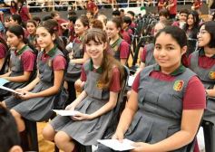 Foto de la galería: Con la tradicional Misa y consagración a la Virgen, la Madre celebró su día