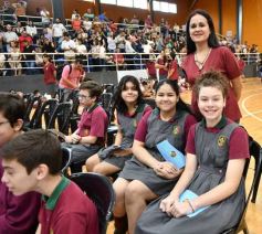 Foto de la galería: Con la tradicional Misa y consagración a la Virgen, la Madre celebró su día