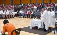 Foto de la galería: Con la tradicional Misa y consagración a la Virgen, la Madre celebró su día