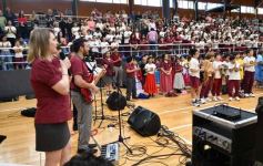 Foto de la galería: Con la tradicional Misa y consagración a la Virgen, la Madre celebró su día