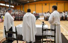 Foto de la galería: Con la tradicional Misa y consagración a la Virgen, la Madre celebró su día