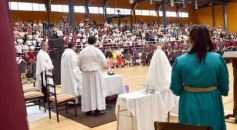 Foto de la galería: Con la tradicional Misa y consagración a la Virgen, la Madre celebró su día