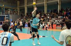 Sixto Fotografías. Deportes. Campeonato Nacional - Selección Argentina de Vóley en Posadas: el semillero local disfrutó de cerca la práctica albiceleste