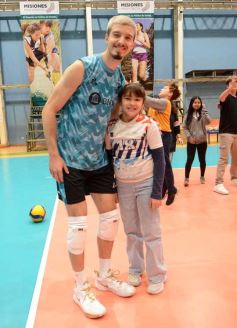 Foto de la galería: Selección Argentina de Vóley en Posadas: el semillero local disfrutó de cerca la práctica albiceleste