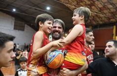 Sixto Fotografías. Deportes. Torneo Federal - Federal de Básquet: festejo en el Templo posadeño con Tokio a cuartos