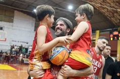 Foto de la galería: Federal de Básquet: festejo en el Templo posadeño con Tokio a cuartos